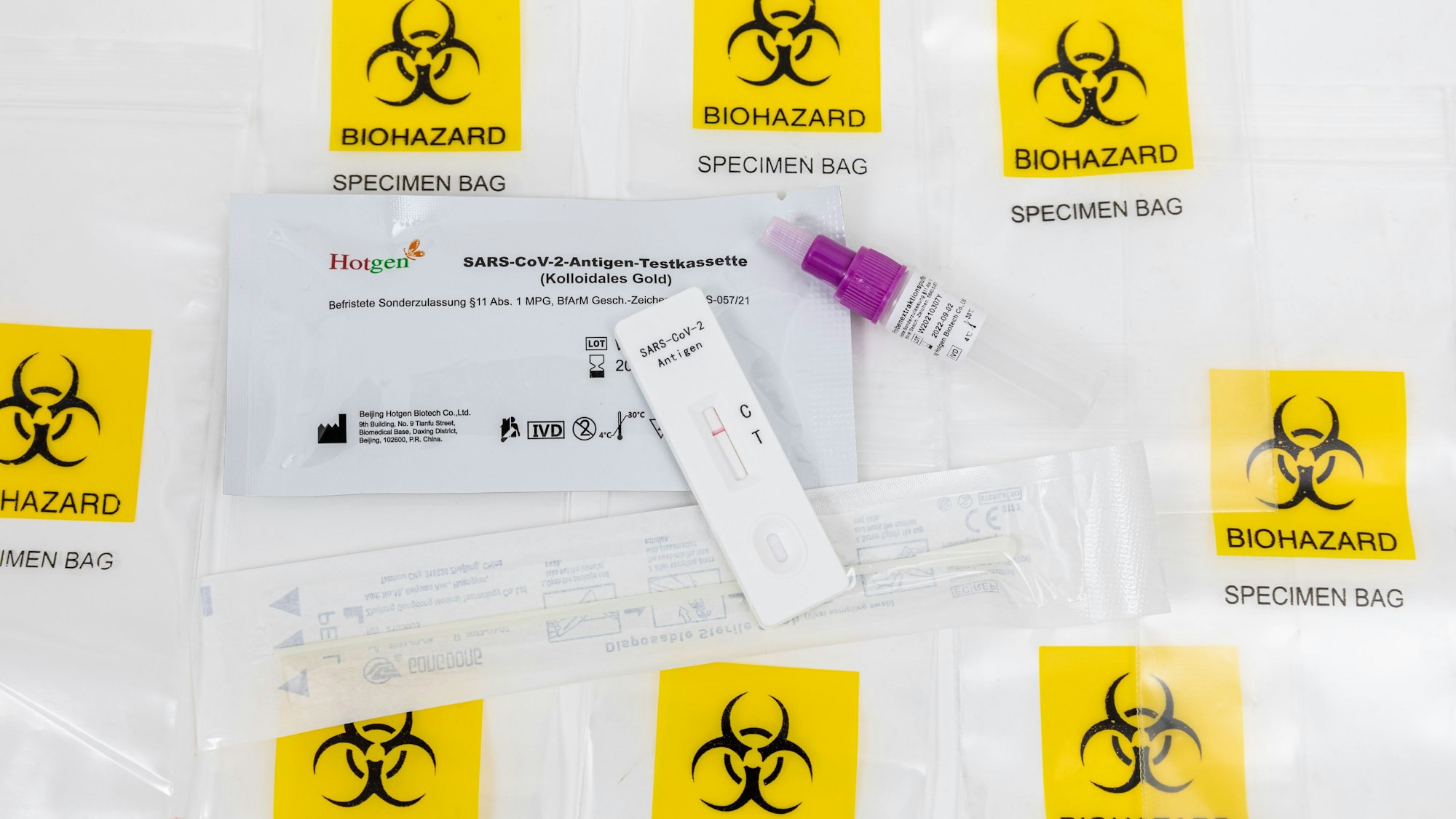 Coron-Schnelltest mit mehreren Biohazard-Tütchen.