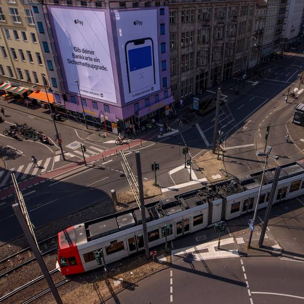 Die Vogelperspektive zeigt Bahnen der KVB am Kölner Neumarkt.