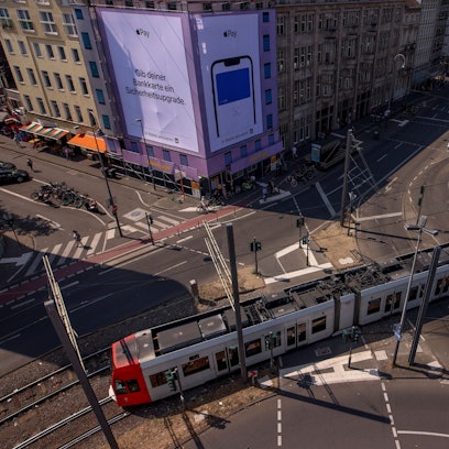 Die Vogelperspektive zeigt Bahnen der KVB am Kölner Neumarkt.
