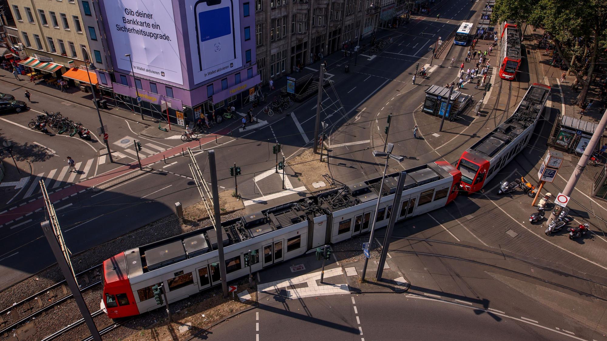 Die Vogelperspektive zeigt Bahnen der KVB am Kölner Neumarkt.