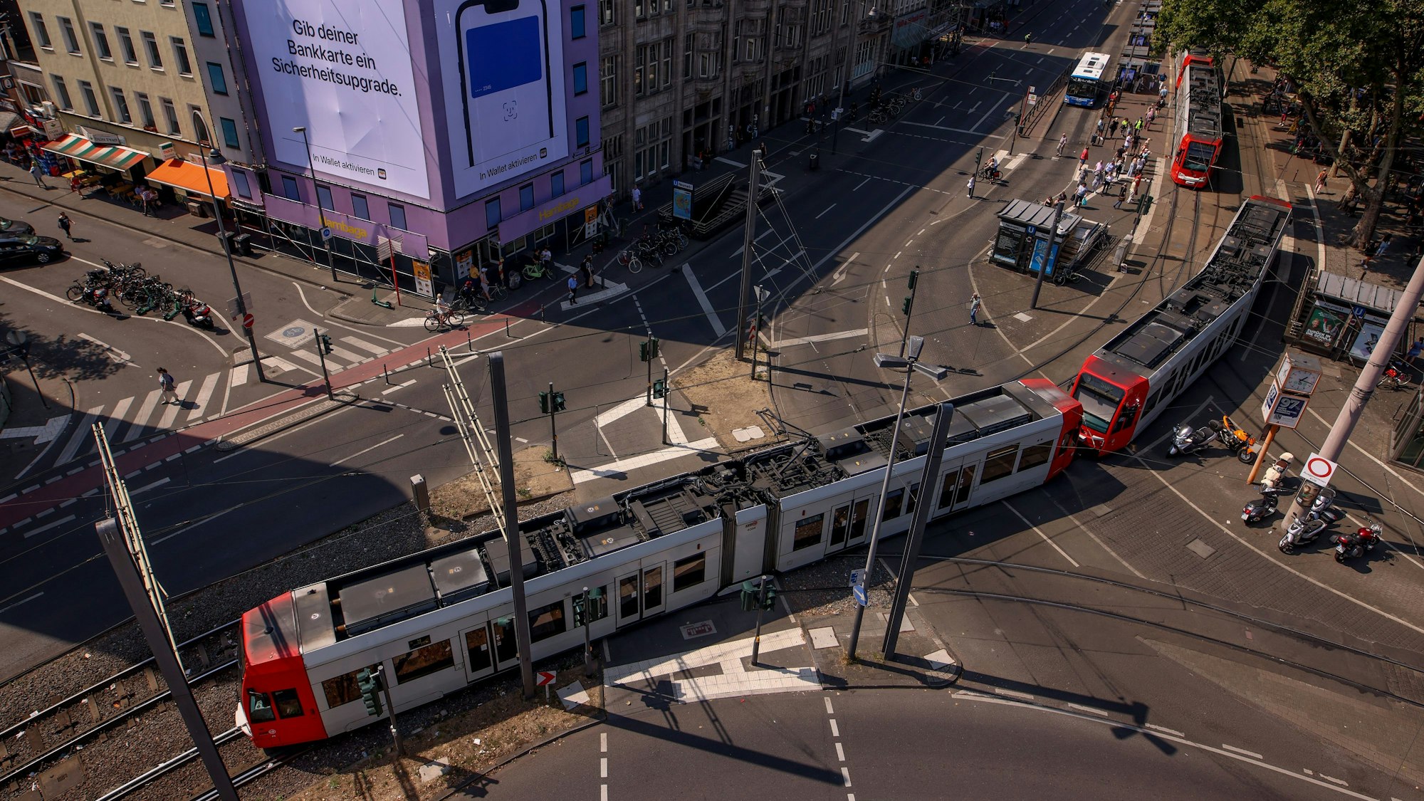 Die Vogelperspektive zeigt Bahnen der KVB am Kölner Neumarkt.