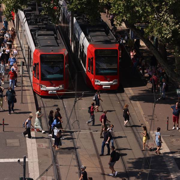 Zwei Bahnen und Fahrgäste am Neumarkt