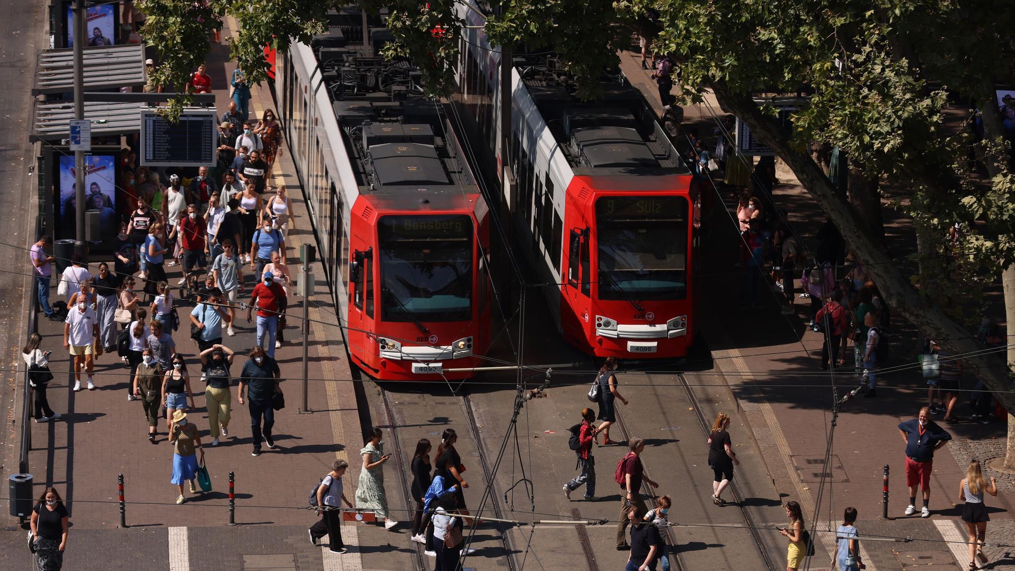 Zwei Bahnen und Fahrgäste am Neumarkt