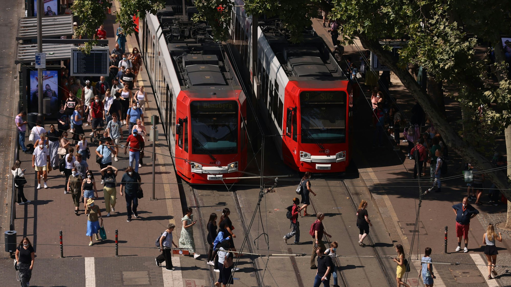 Straßenbahnen am Neumarkt: Zur Fußball-EM richtet die KVB Zusatzzüge ein.