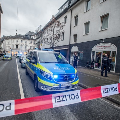 Polizeizugriff in Opladen bei einem Arzt, der Atteste für Impfverweigerer ausstellte. Foto: Ralf Krieger
