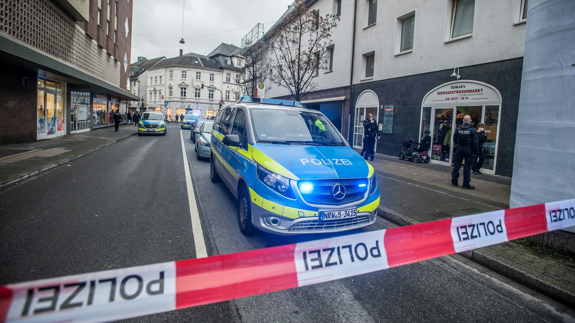 Polizeizugriff in Opladen bei einem Arzt, der Atteste für Impfverweigerer ausstellte. Foto: Ralf Krieger