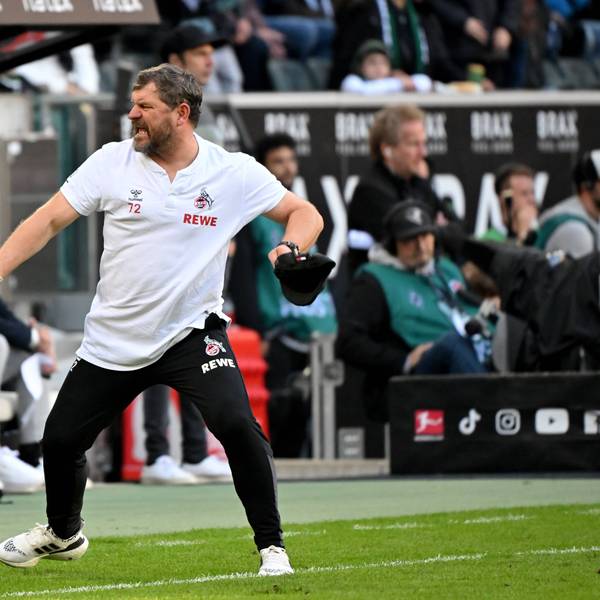 FC-Trainer Steffen Baumgart zieht sich jubelnd seine Mütze vom Kopf.