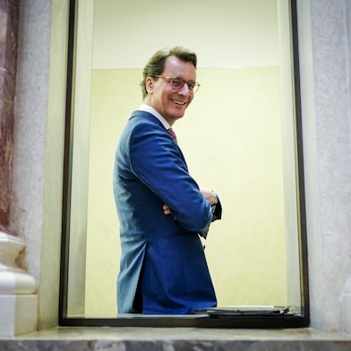 Hendrik Wüst (CDU), Ministerpräsident von Nordrhein-Westfalen, steht am Rande der Sitzung des Bundesrats in einer Vorhalle des Plenums.