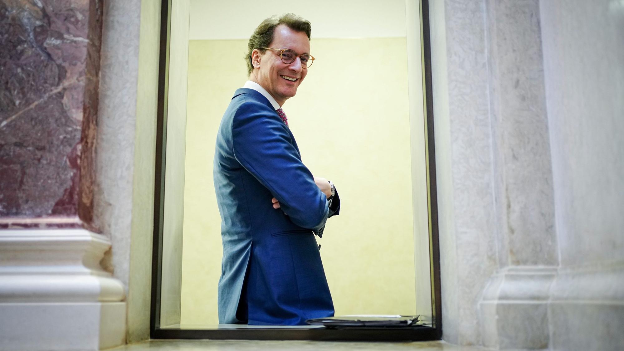 Hendrik Wüst (CDU), Ministerpräsident von Nordrhein-Westfalen, steht am Rande der Sitzung des Bundesrats in einer Vorhalle des Plenums.