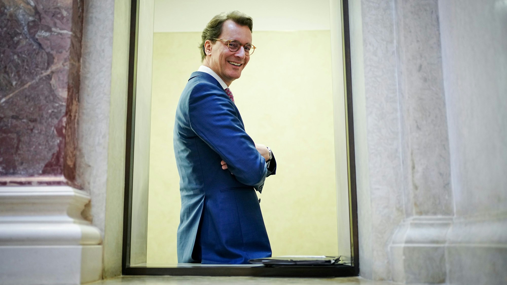 Hendrik Wüst (CDU), Ministerpräsident von Nordrhein-Westfalen, steht am Rande der Sitzung des Bundesrats in einer Vorhalle des Plenums.