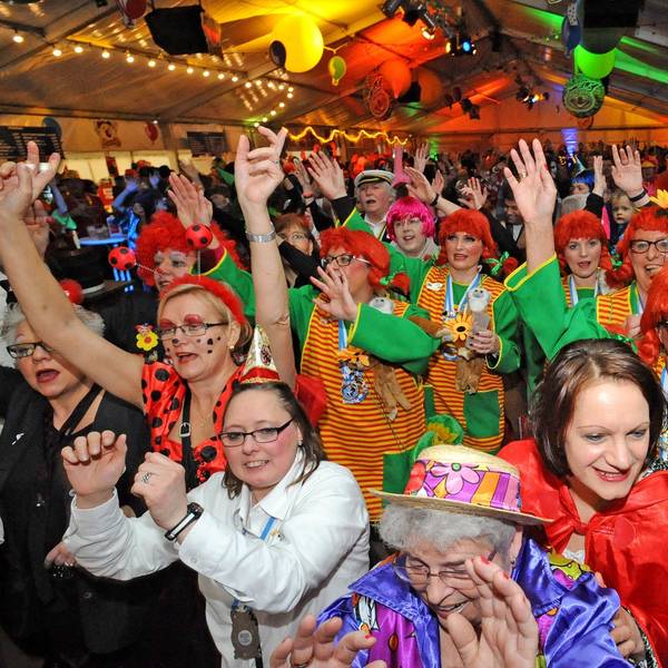 Weiberfastnachtsparty im Leichlinger Karnevalszelt 2017