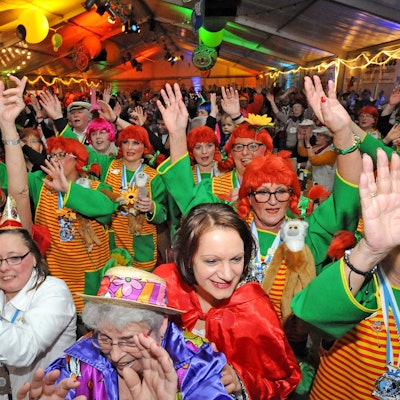 Bunt kostümierte Frauen jubeln bei der Weiberfastnachtsparty im Leichlinger Karnevalszelt.