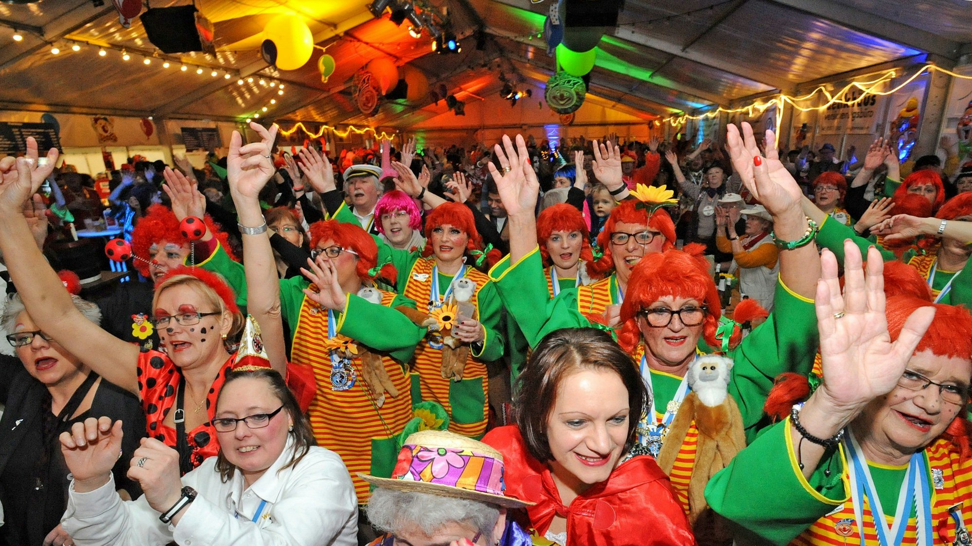 Weiberfastnachtsparty im Leichlinger Karnevalszelt 2017. (Archivfoto)