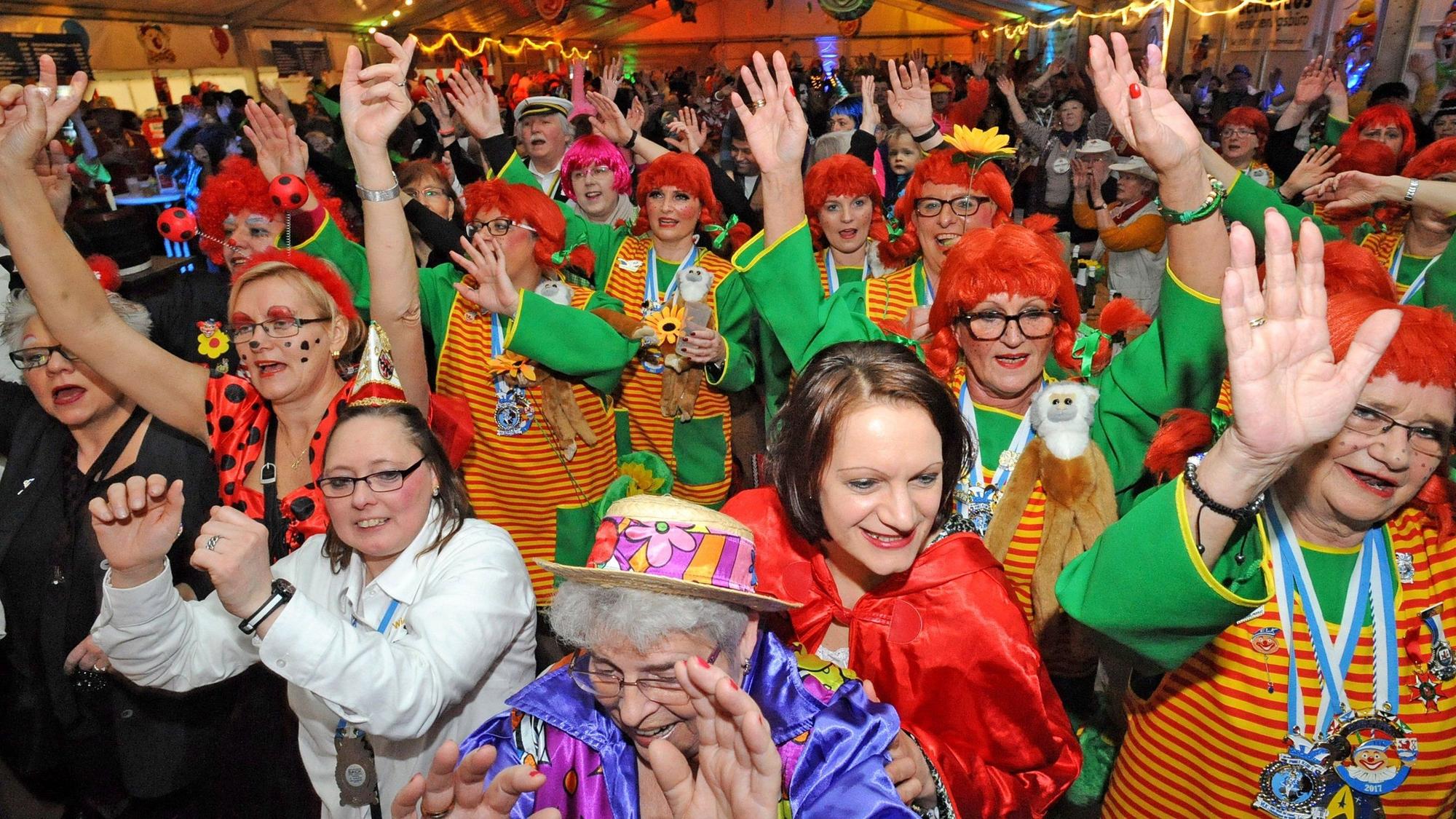 Weiberfastnachtsparty im Leichlinger Karnevalszelt 2017