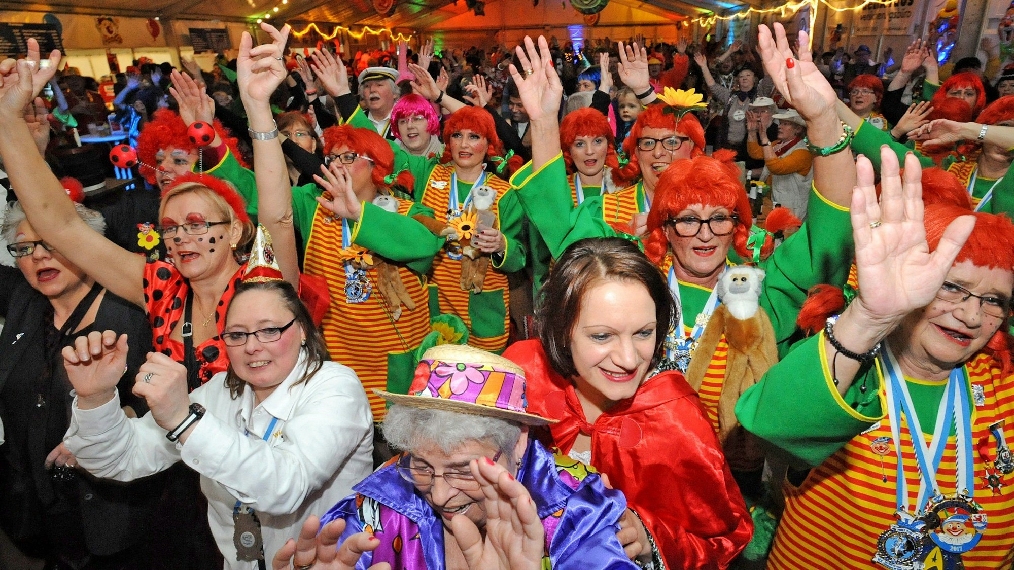 Weiberfastnachtsparty im Leichlinger Karnevalszelt 2017