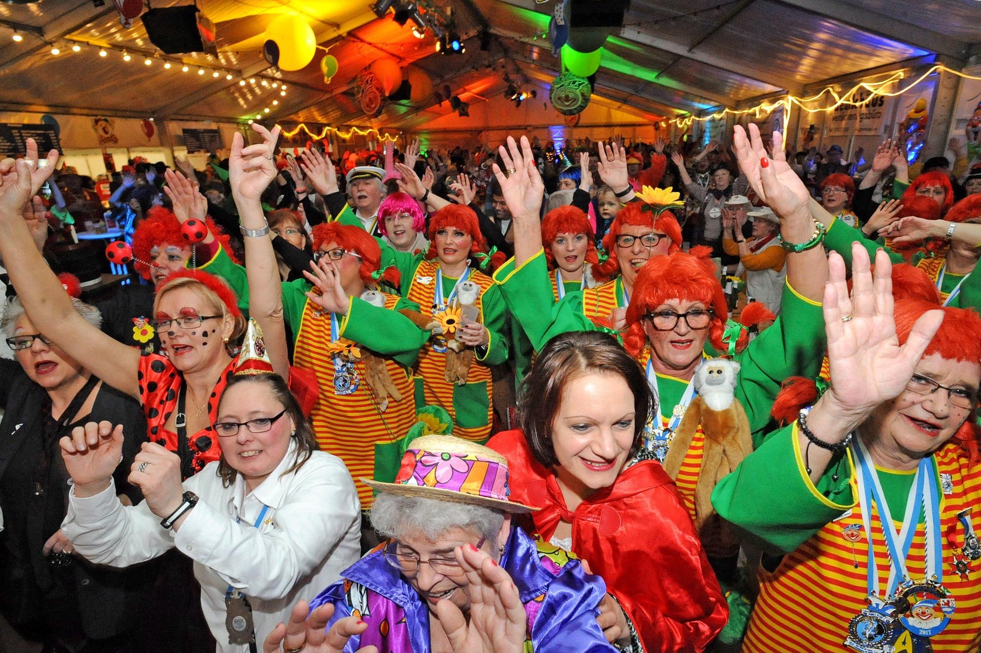 Weiberfastnachtsparty im Leichlinger Karnevalszelt 2017