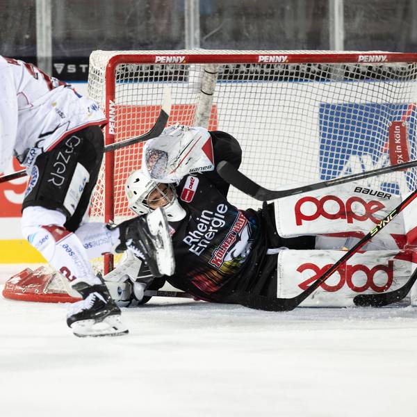 Kölner Keeper Oleg Shilin im Spiel gegen Bremerhaven.