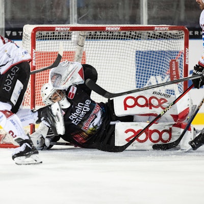 Kölner Keeper Oleg Shilin im Spiel gegen Bremerhaven.