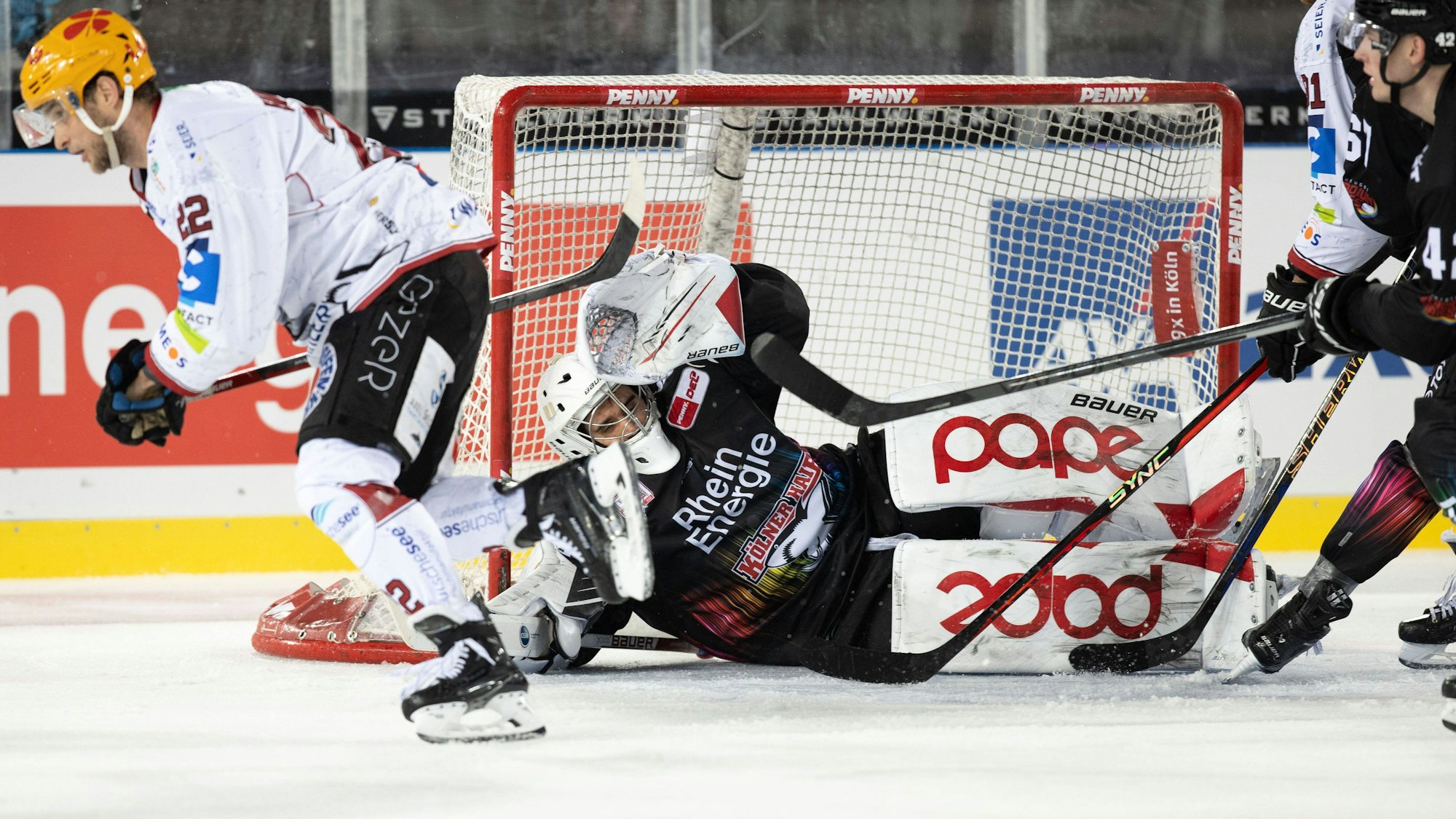 Kölner Keeper Oleg Shilin im Spiel gegen Bremerhaven.