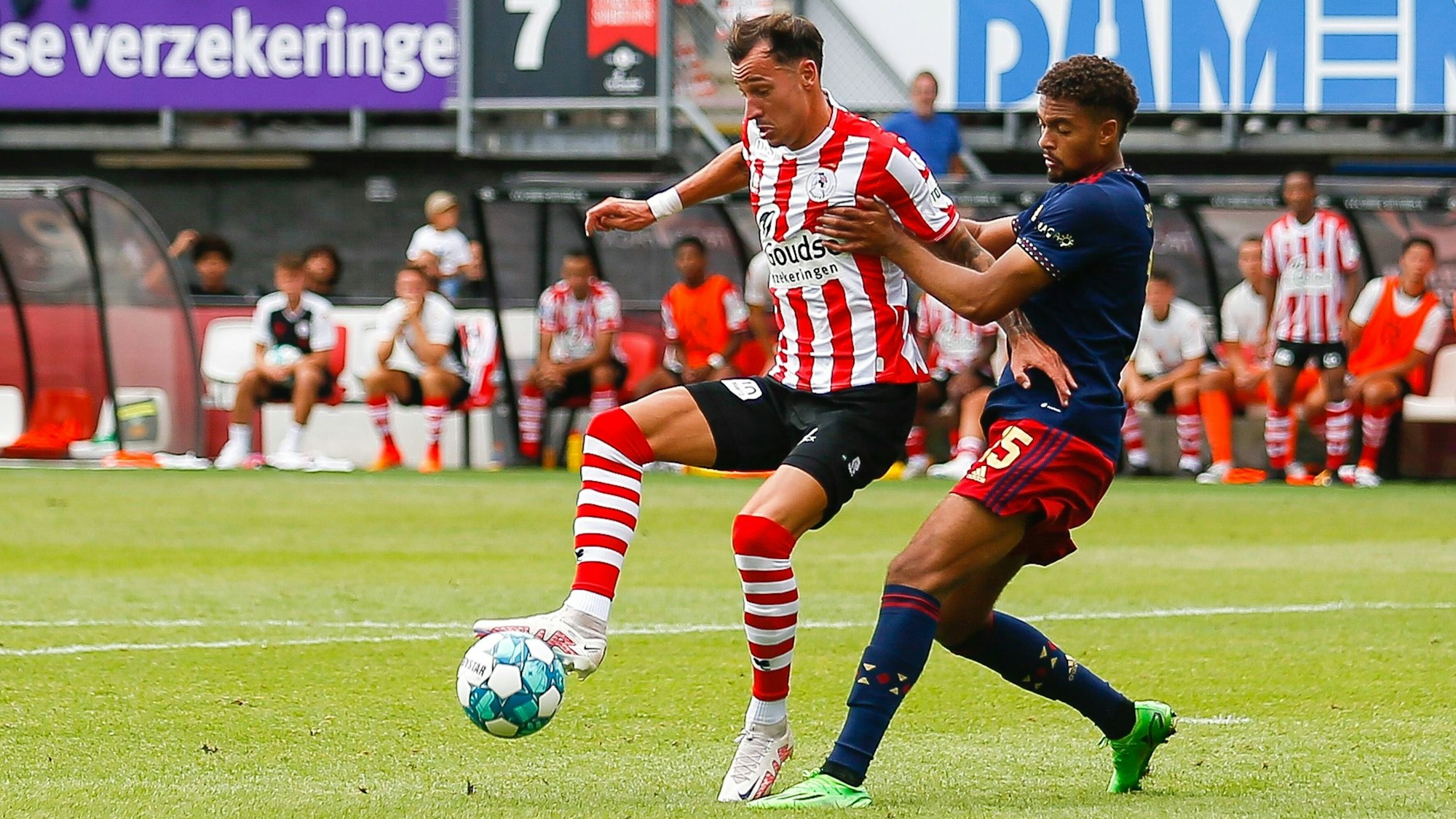 Mario Engels (am Ball) in der Hinrunde der aktuellen Saison im Trikot von Sparta Rotterdam im Duell gegen Ajax Amsterdam