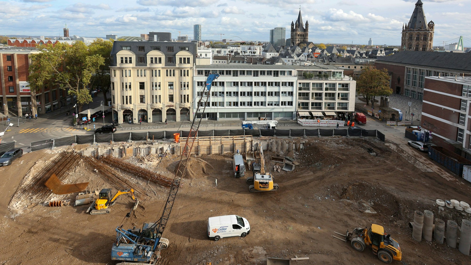 Das Bild zeigt den Blick von oben auf die Baustelle des Laurenz-Carrés.