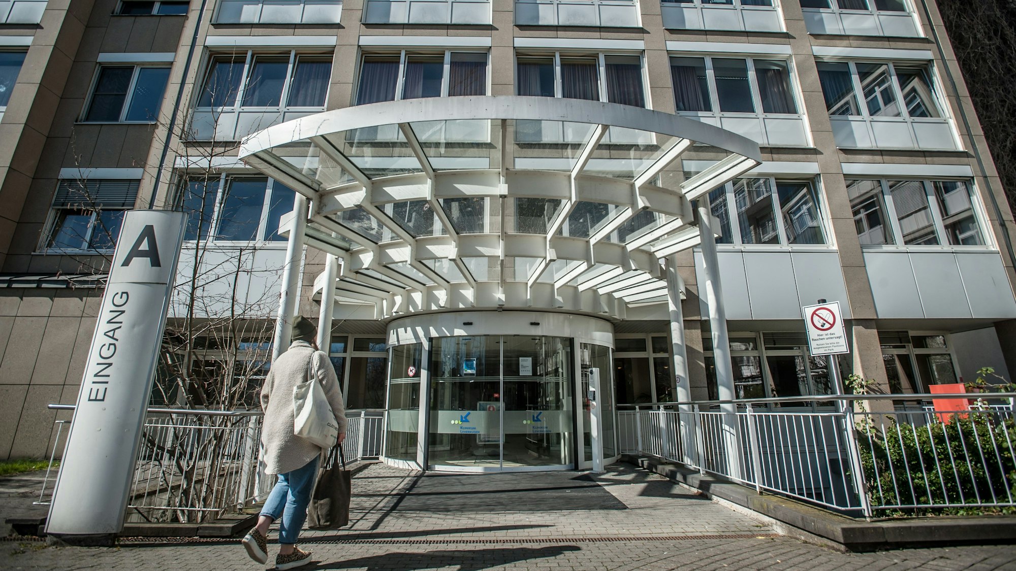 Der Vordereingang des Klinikums in Leverkusen.