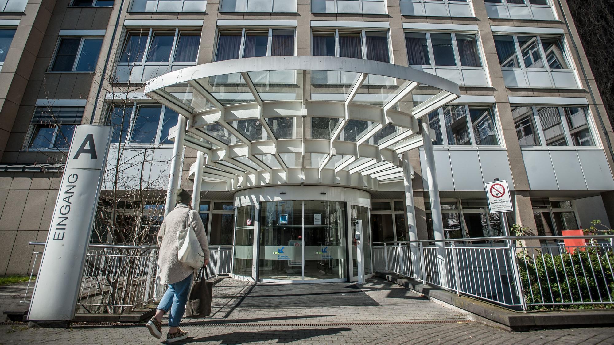 Blick auf den Haupteingang des Klinikums in Leverkusen. Foto: Ralf Krieger