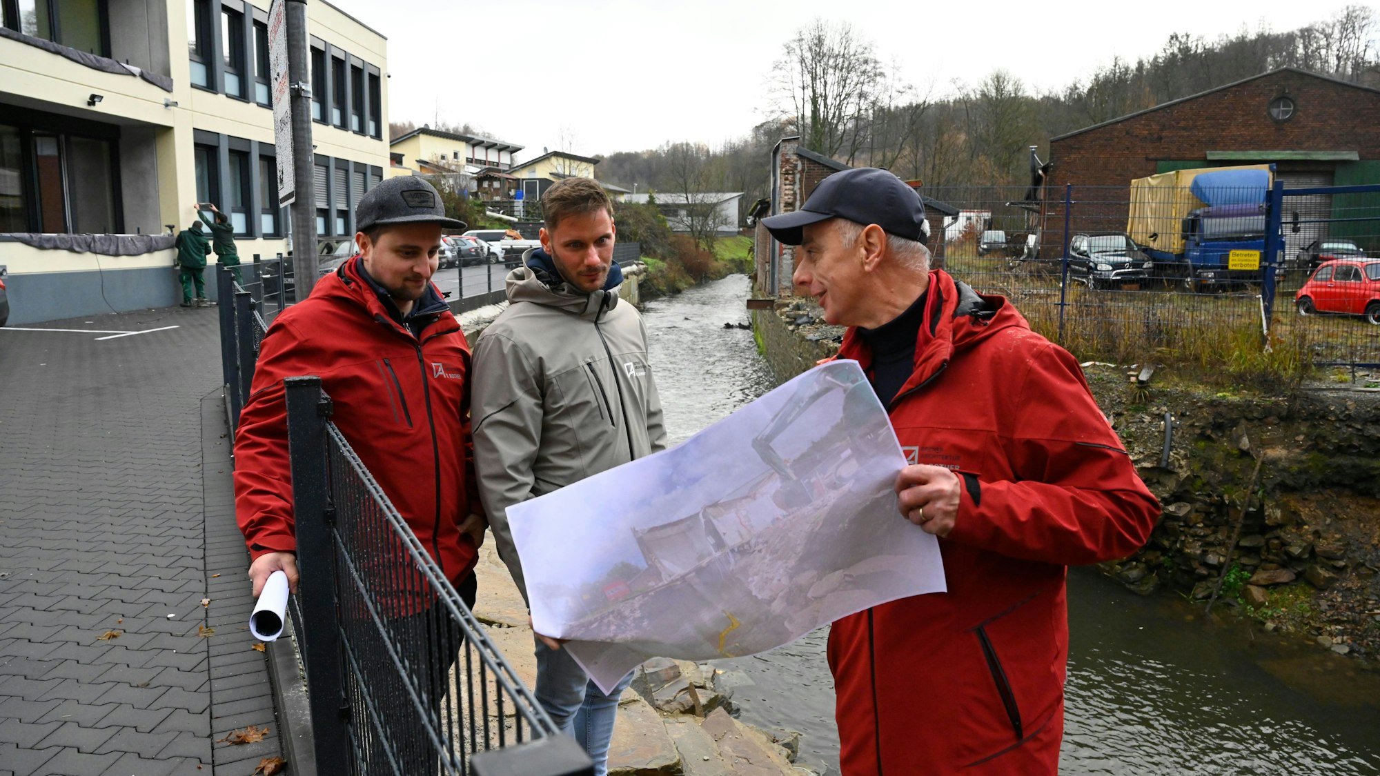 Lepperhammer
Architekt Tim Rother hat in acht Monaten ein neues Ärztehaus gebaut.Zusammen mit Ralf Rother und Pascal Seeberger sieht er sich einen Plan an.