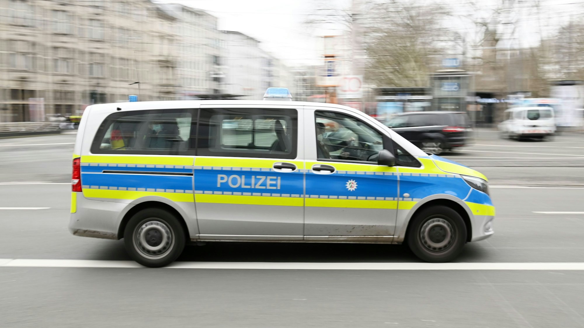 Ein Einsatzfahrzeug fährt auf einer Straße.