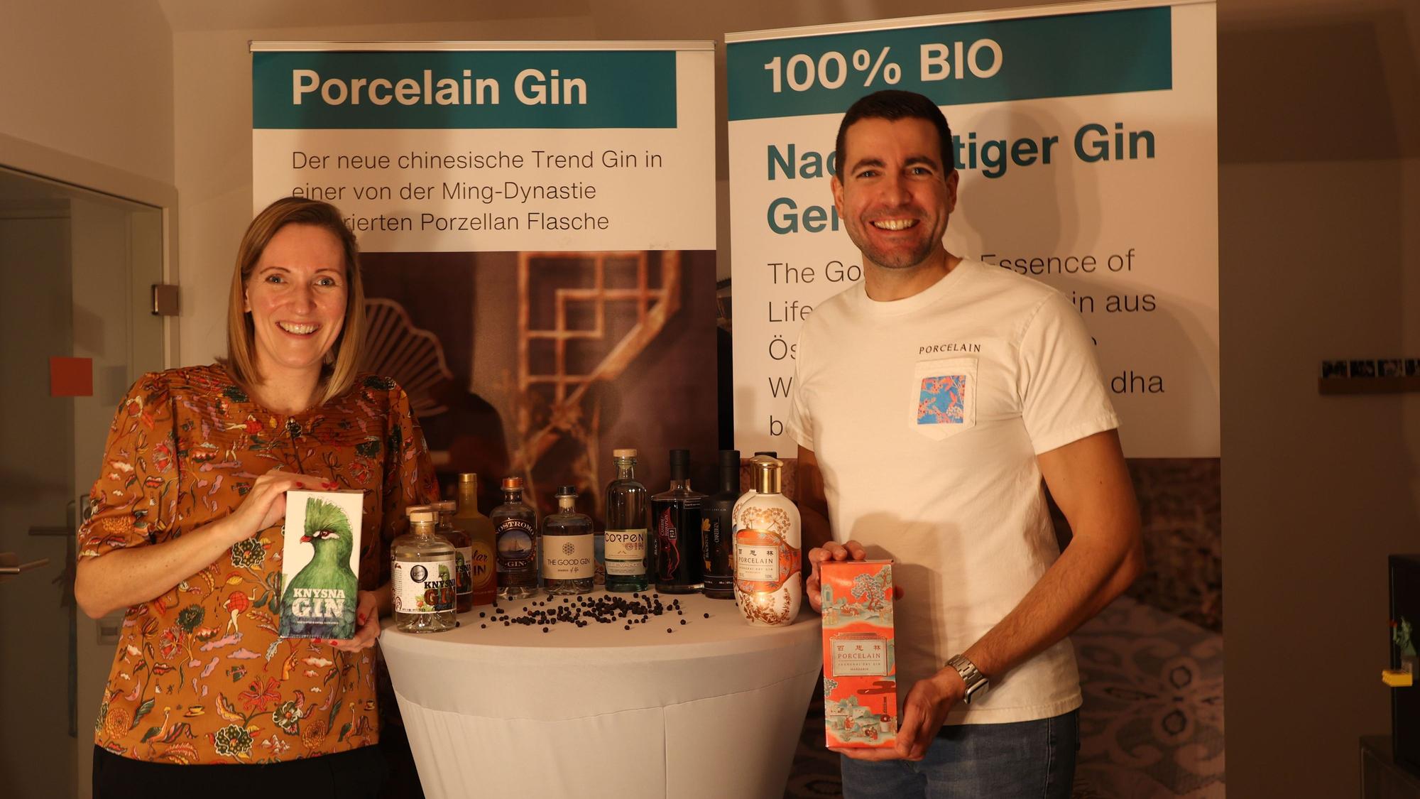 Christian Rüdiger und Claudia Olschewski von GlocalGin zeigen Pappbehälter mit ihren Produkten an einem Stehtisch