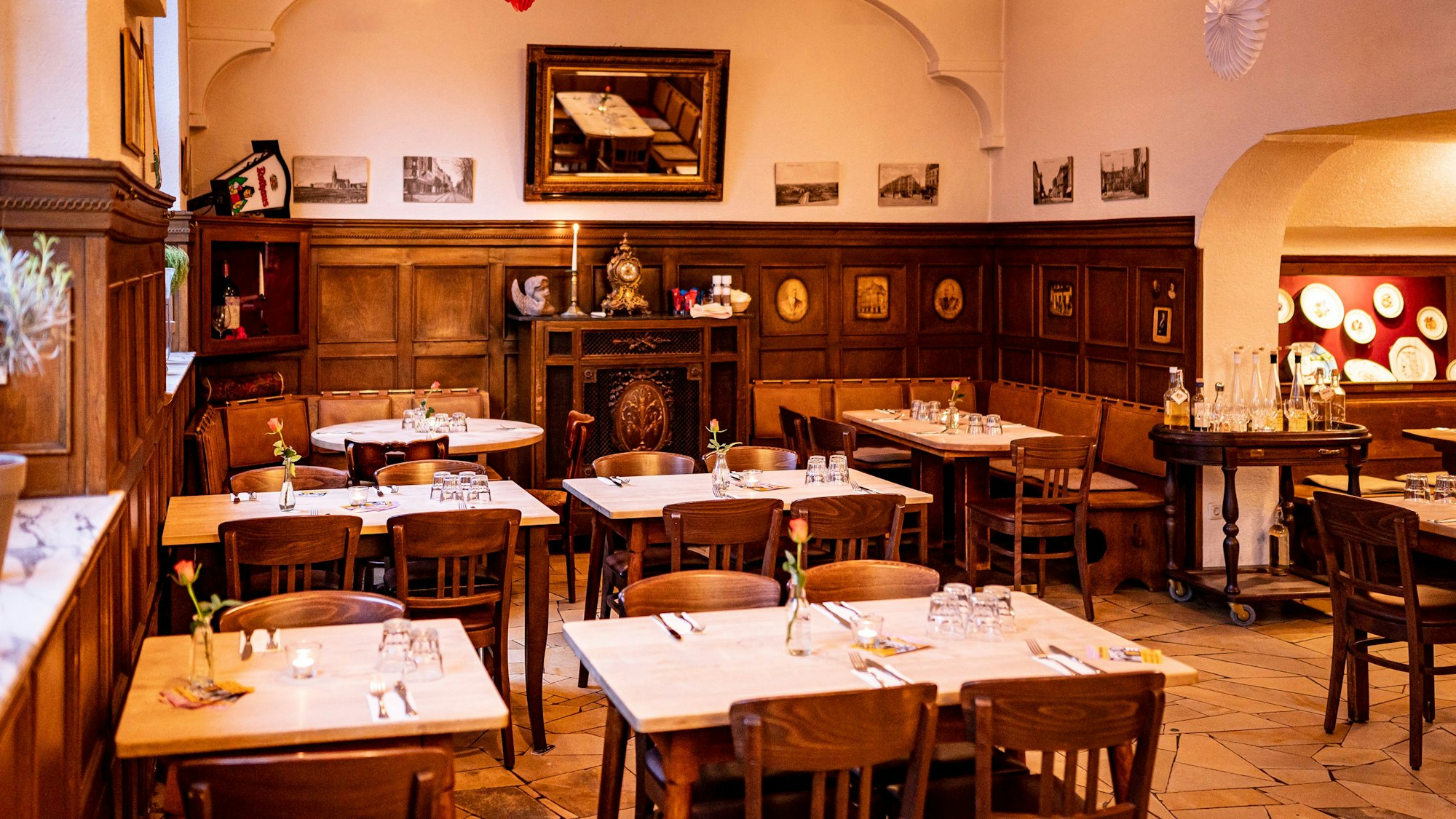 Haus Schnackertz
von innen mit einer urigen Einrichtung, Holzvertäfelung und gedeckten Tischen