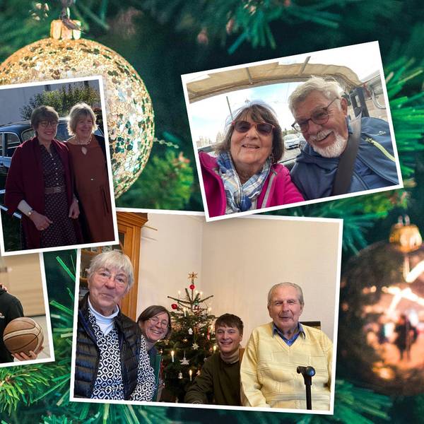 Vor einem Weihnachtsbaum hängen Bilder von geliebten Menschen.