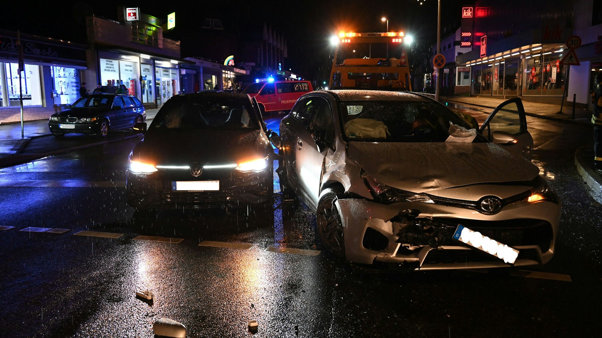 Die kaputten Fahrzeuge stehen nach dem Unfall auf der Dormagener Straße. Vor allem das rechte Auto ist vorne demoliert.
