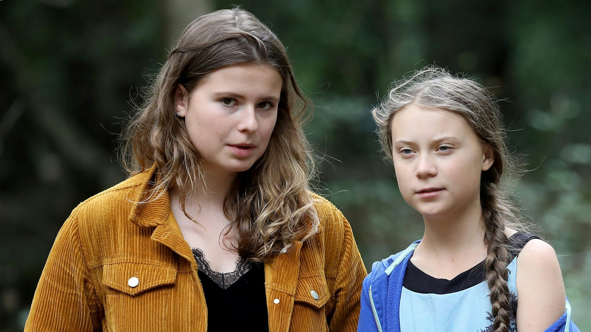 Die Klimaschutzaktivistinnen Luisa Neubauer (l) und Greta Thunberg stehen zusammen im Hambacher Forst.
