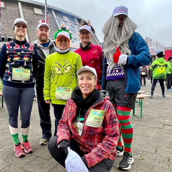 Der harte Kern der Sportgruppe Laufen gegen Depressionen vor dem Start zum Ugly Sweater run an der Ostermann-Arena, vorn Christiane Wesselhoefft-