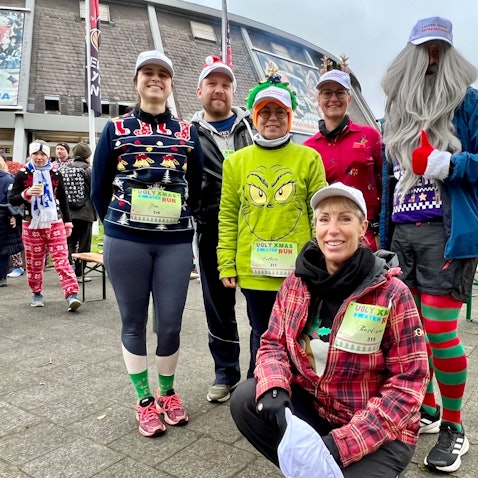 Der harte Kern der Sportgruppe Laufen gegen Depressionen vor dem Start zum Ugly Sweater run an der Ostermann-Arena, vorn Christiane Wesselhoefft-