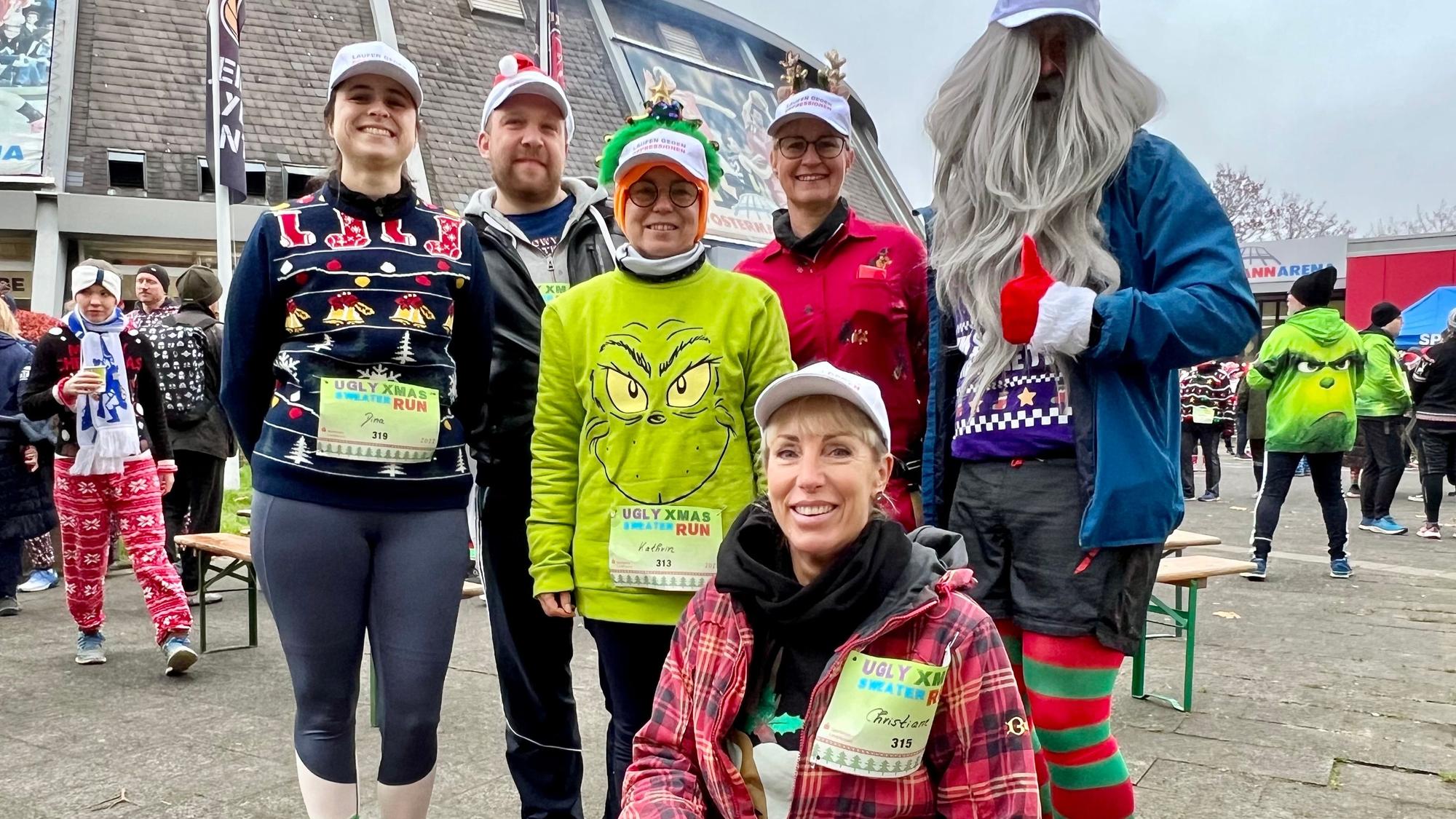 Der harte Kern der Sportgruppe Laufen gegen Depressionen vor dem Start zum Ugly Sweater run an der Ostermann-Arena, vorn Christiane Wesselhoefft-