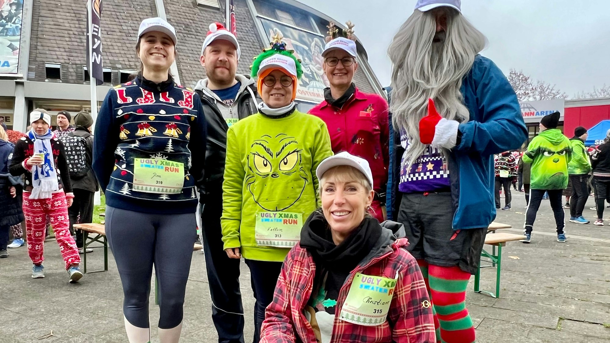 Der harte Kern der Sportgruppe Laufen gegen Depressionen vor dem Start zum Ugly Sweater run an der Ostermann-Arena, vorn Christiane Wesselhoefft-