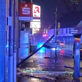 Die betroffene Filiale der Sparkasse auf der Olpener Straße in Neubrück am Morgen.
