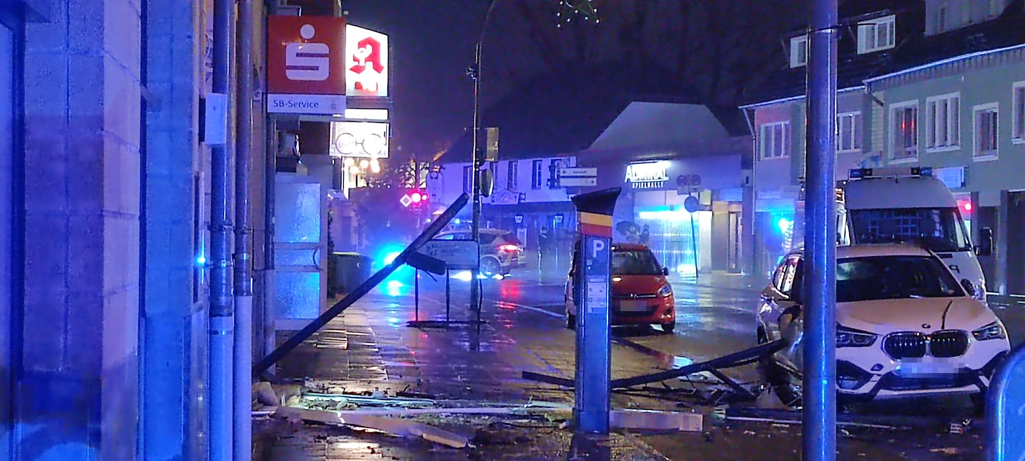 Die betroffene Filiale der Sparkasse auf der Olpener Straße in Neubrück am Morgen.