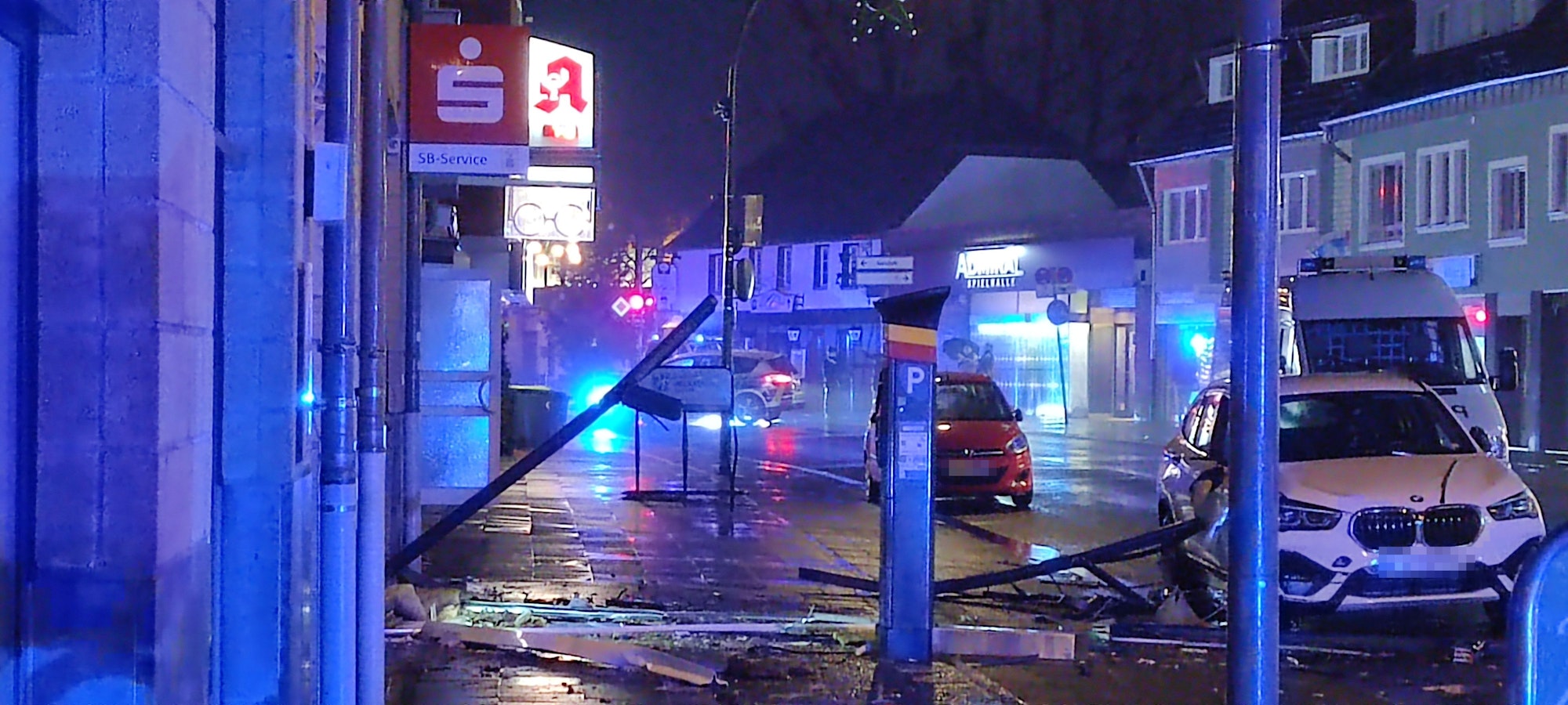 Die betroffene Filiale der Sparkasse auf der Olpener Straße in Neubrück am Morgen.