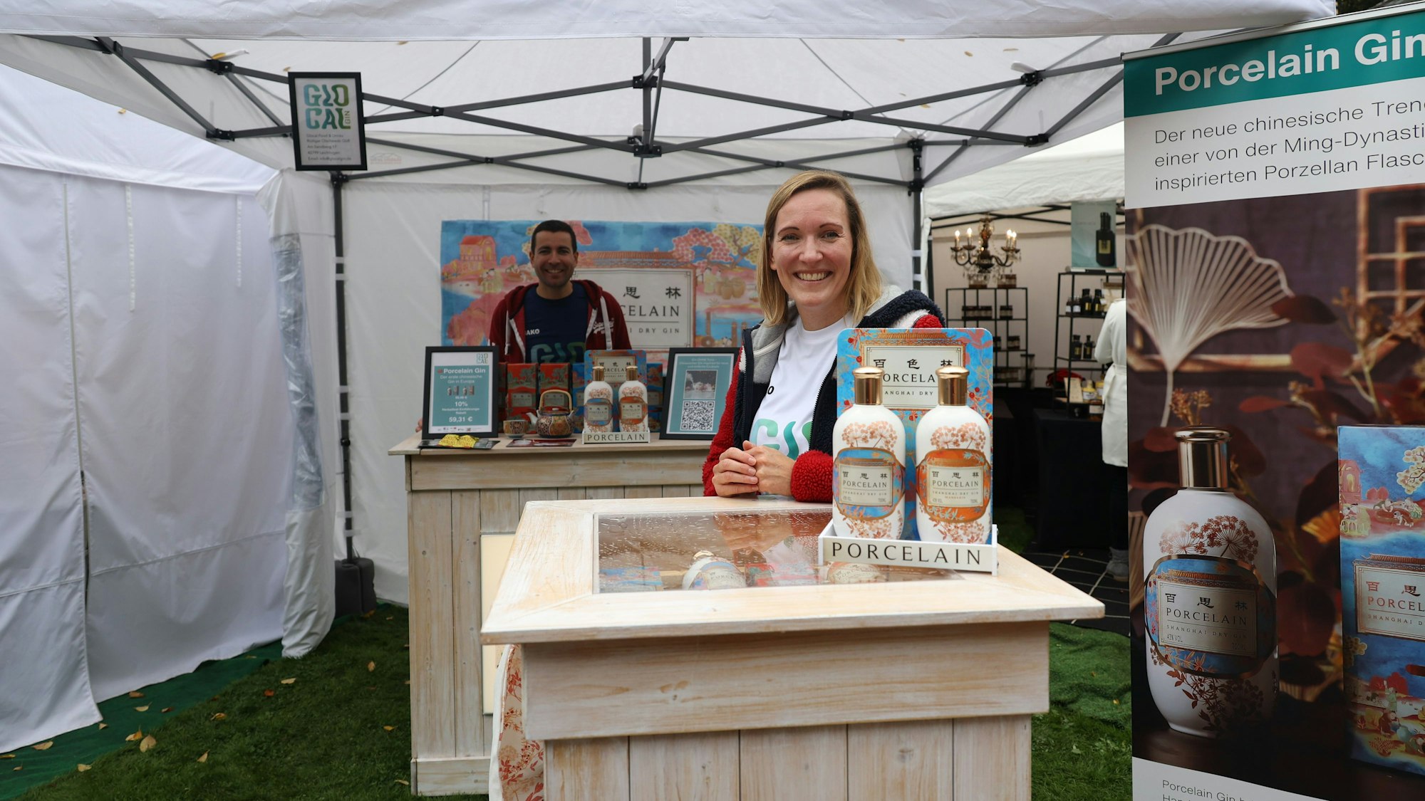 Claudida Olschweski und Christian Rüdiger verkaufen Gin aus China