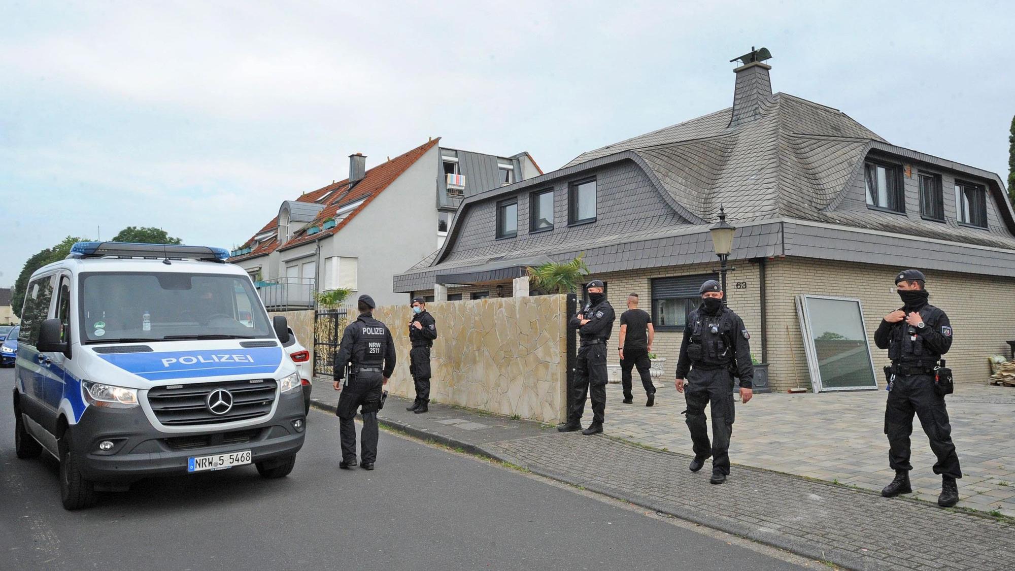 Einsatzkräfte bei der Al Zein Razzia Auf der Grieße, Rheindorf
Foto: Britta Berg