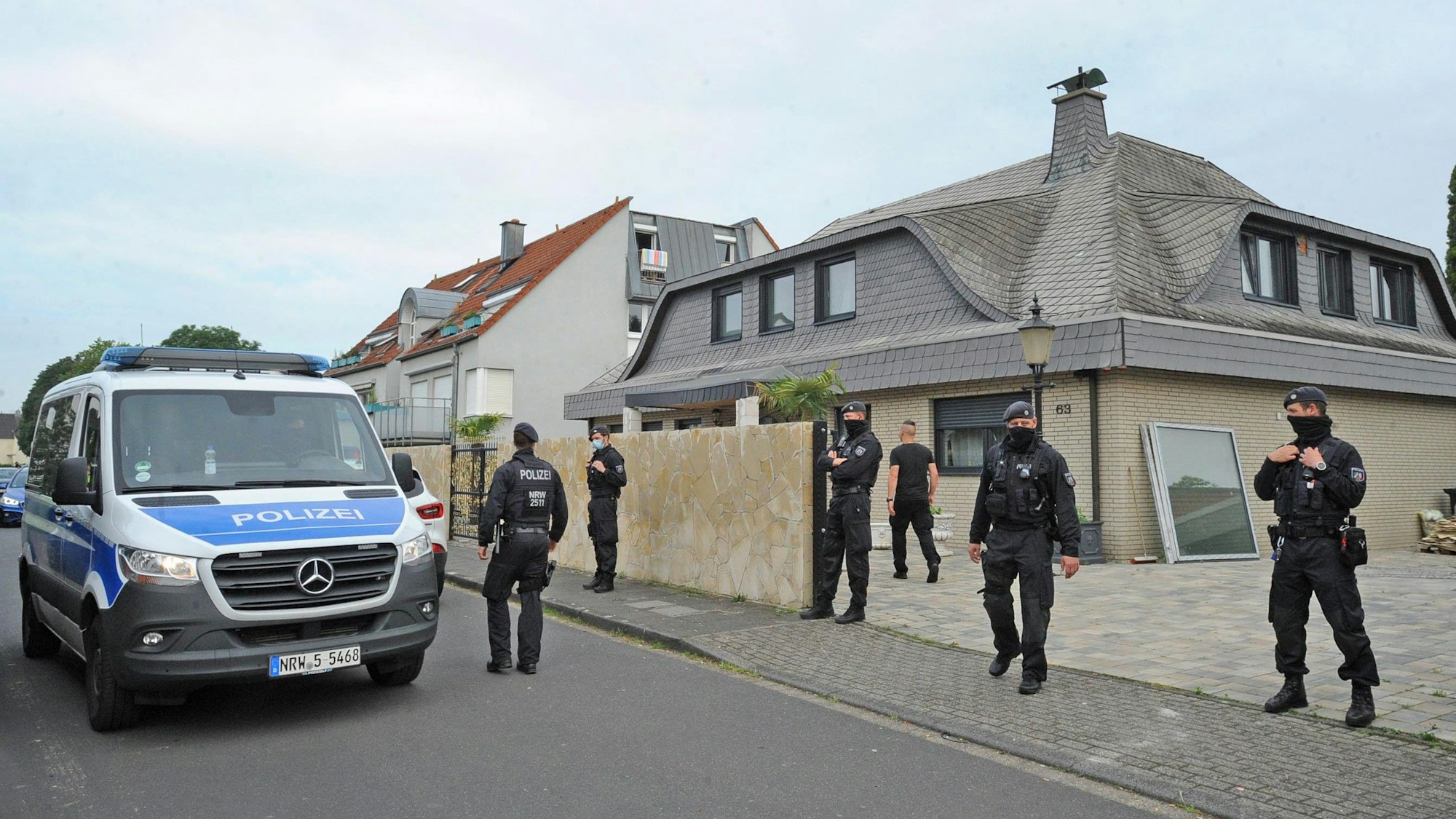 Einsatzkräfte bei der Al Zein Razzia Auf der Grieße, Rheindorf
Foto: Britta Berg