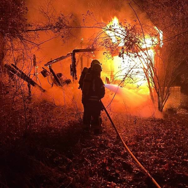 Die Feuerwehr löscht das Feuer in Bedburg-Kirchherten.