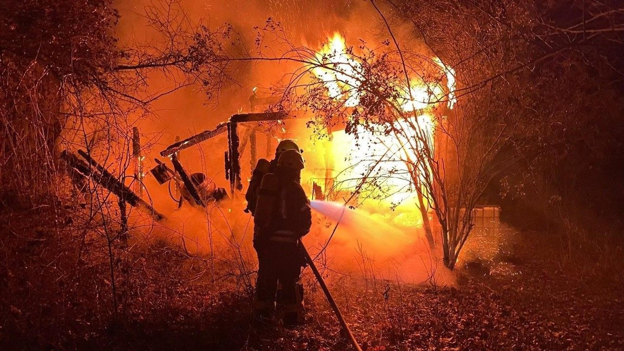 Die Feuerwehr löschte den Brand in der Nacht.