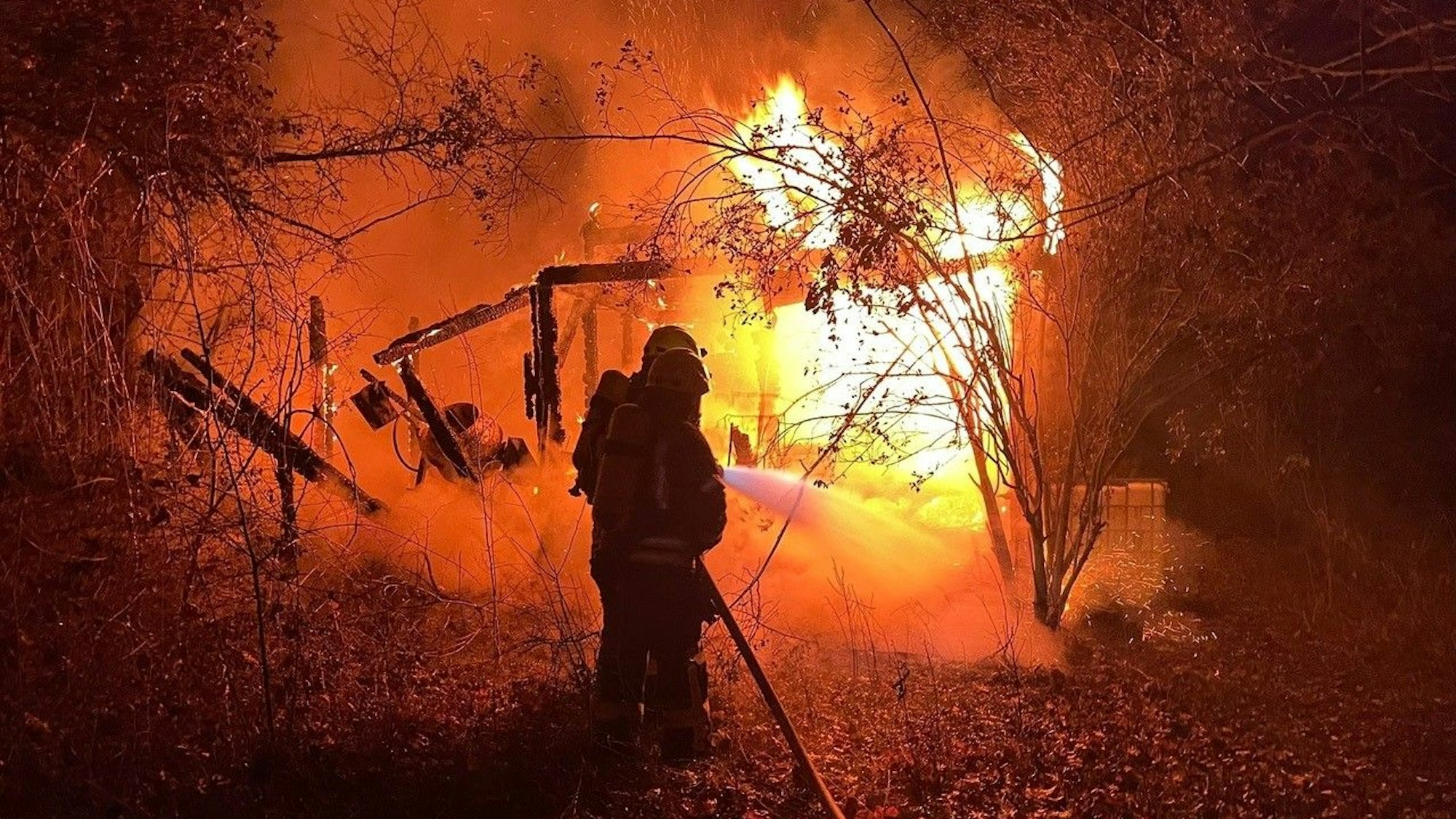 Die Feuerwehr löschte den Brand in der Nacht.