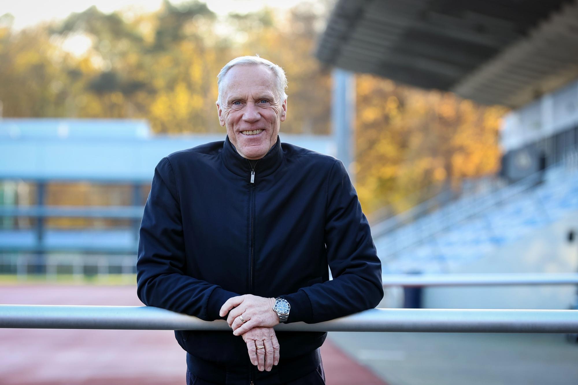 Ingo Froböse lehnt an einem Geländer eines Sportplatzes