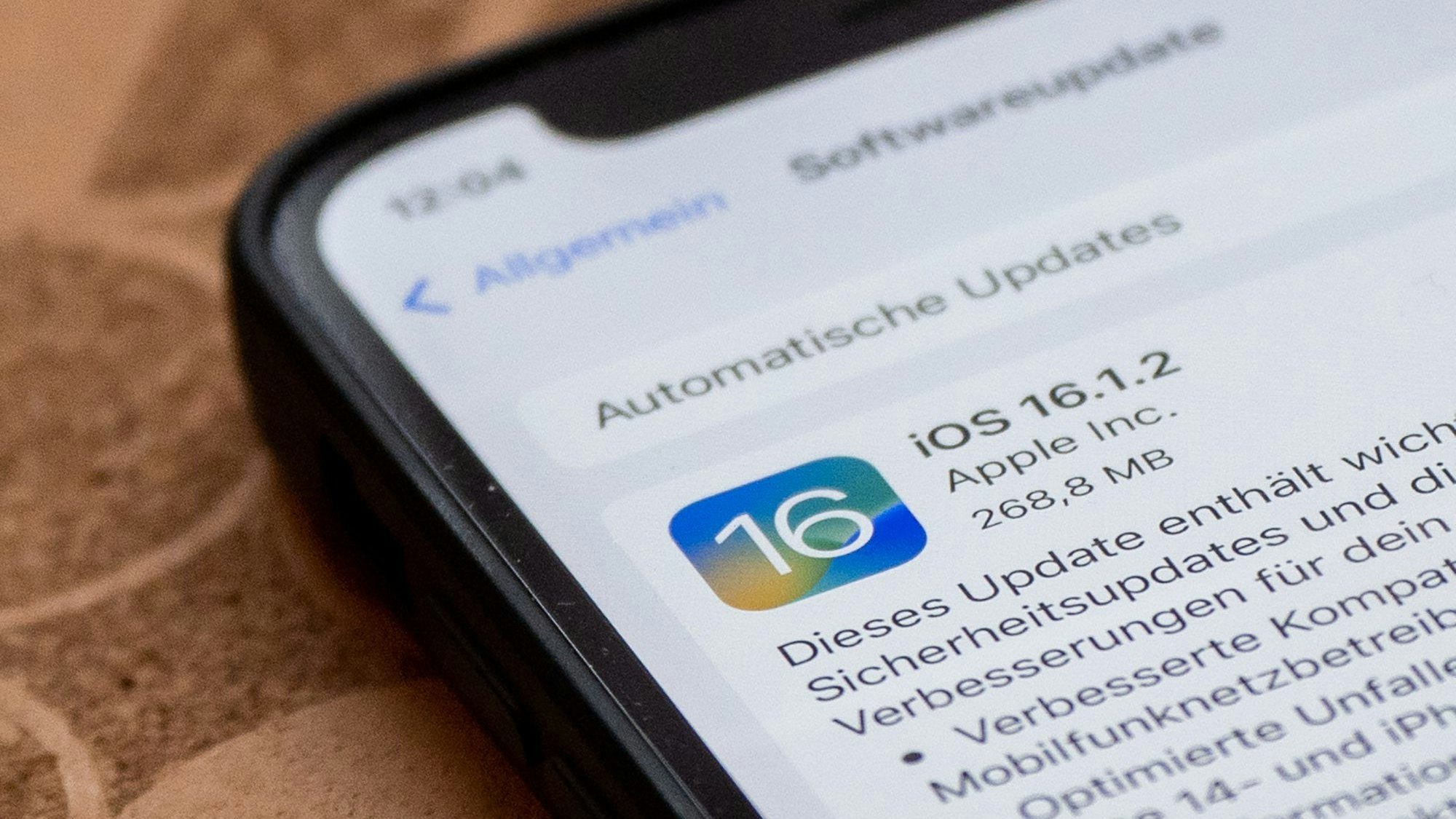 Auf einem iPhone ist das Display zu sehen. (Symbolbild)