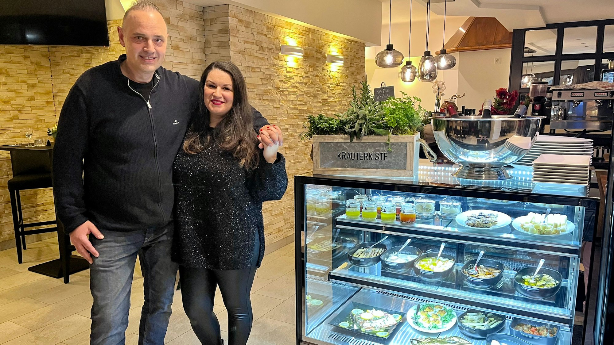 Damir Kundid und Nadia Colio im Innenraum des Restaurants neben einer Frischevitrine.